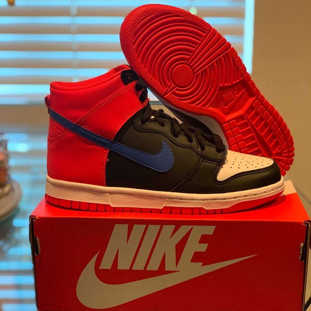 Nike dunk high Crimson Knicks GS Size 5Y